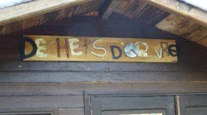 Une image contenant texte, bâtiment, plein air, en bois Le contenu généré par l’IA peut être incorrect.